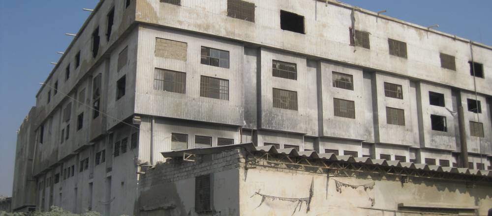 Ausgebrannte Textilfabrik in Pakistan