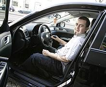 Christian Kandlbauer konnte dank Armprothesen seinen Führerschein machen.