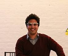 Erfinder Apurv Mishra mit Stirnsensor |Foto: privat