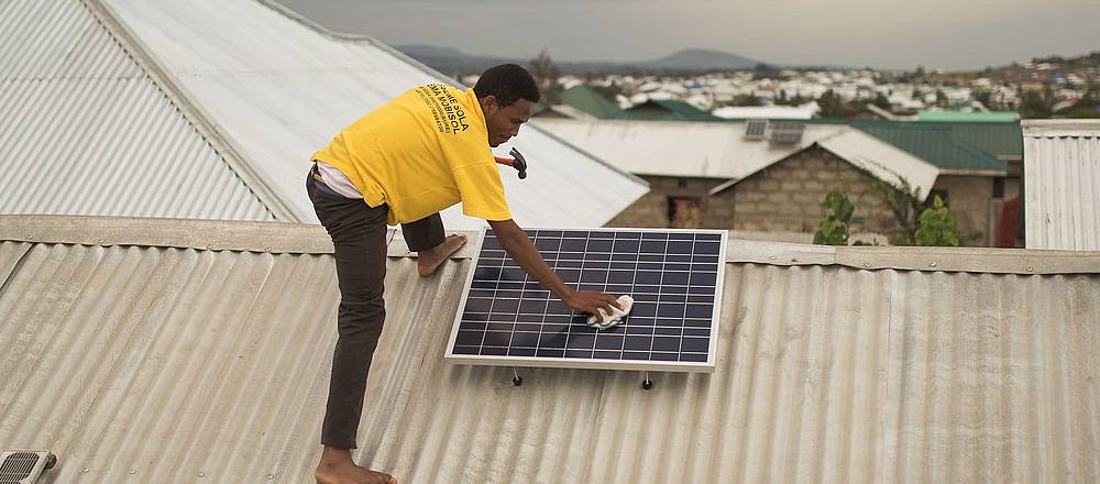 Montage von Mobisol-Solarmodulen in Tansania |Foto: Mobisol