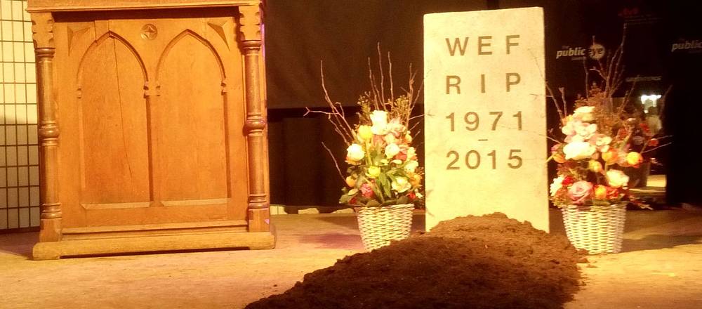 Das WEF stirbt? Nein, die Kritiker geben auf. Sie verabschieden sich mit einem satirischen Begräbnis des Gegners |Foto: Koch Das WEF stirbt? Nein, die Kritiker geben auf. Sie verabschieden sich mit einem satirischen Begräbnis des Gegners |Foto: Koch